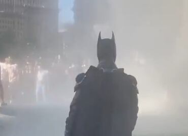 Video. “Batman” causa euforia al unirse a protestas en Filadelfia