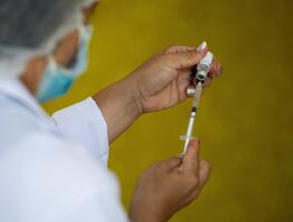 Vacunas y anticuerpos monoclonales son menos eficaces contra ómicron