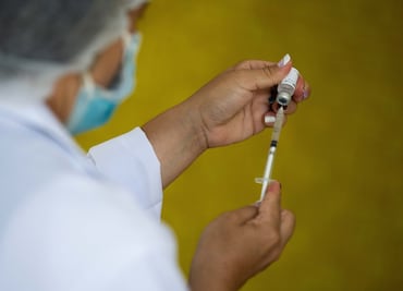 Vacunas y anticuerpos monoclonales son menos eficaces contra ómicron