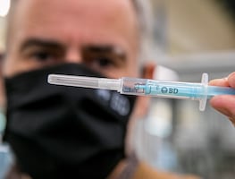 Hombre sufre reacción grave ‘rara’ a la vacuna covid