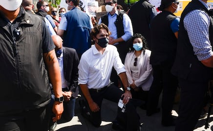 Video. Justin Trudeau hinca la rodilla durante protesta en Ottawa