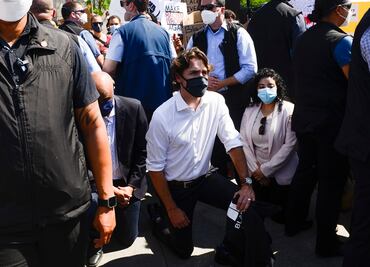 Video. Justin Trudeau hinca la rodilla durante protesta en Ottawa