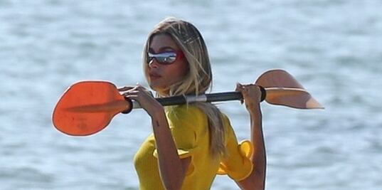 Hailey Bieber cautiva en Miami con traje de baño amarillo