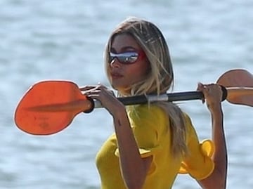 Hailey Bieber cautiva en Miami con traje de baño amarillo