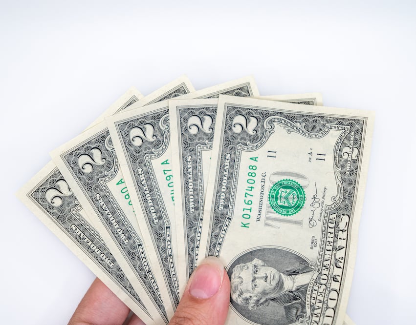 Billetes de 2 dólares/ iStock /Ashley StGermain