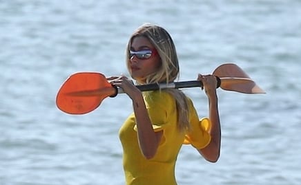 Hailey Bieber impacta con figura en traje de baño negro