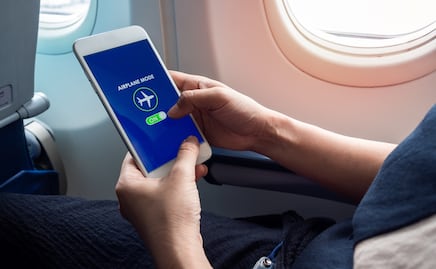 Esta es la verdadera razón por la que prohíben usar el celular en el avión