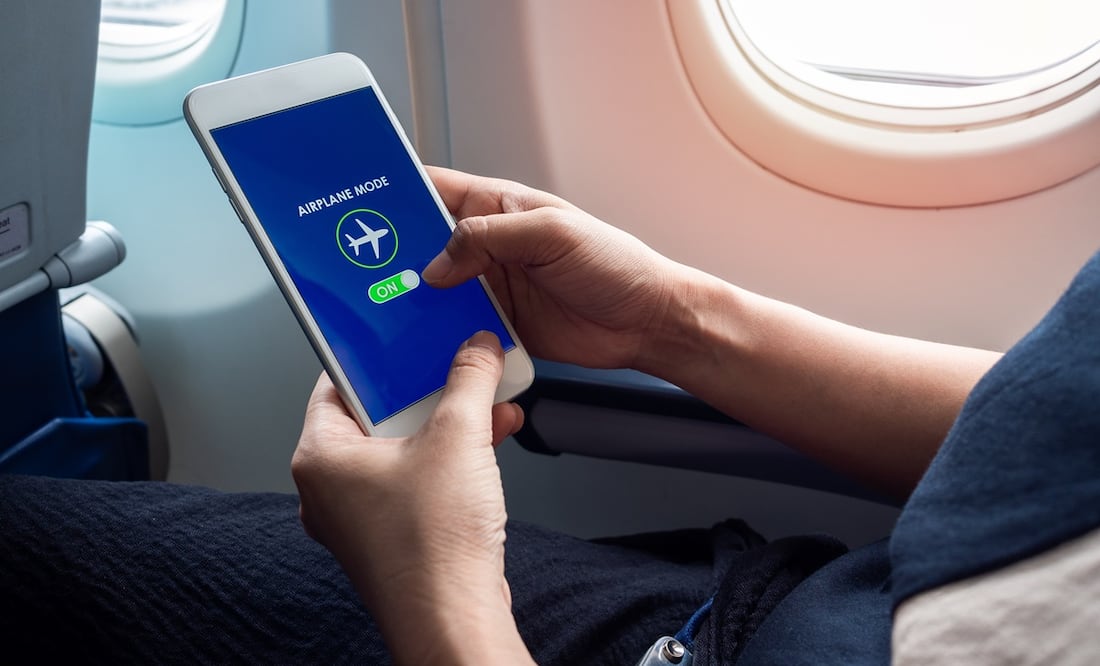 Esta es la verdadera razón por la que prohíben usar el celular en el avión. Foto: iStock-Techa Tungateja