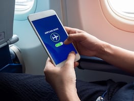 Esta es la verdadera razón por la que prohíben usar el celular en el avión