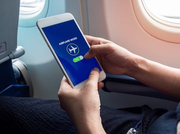 Esta es la verdadera razón por la que prohíben usar el celular en el avión