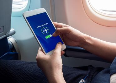 Esta es la verdadera razón por la que prohíben usar el celular en el avión