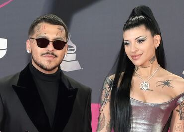 Cazzu presume cinturita con pequeño crop top negro y pantalón de cuero