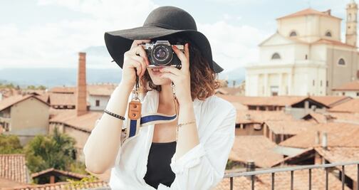 9 regalos ideales para mamás que aman viajar