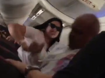 En pleno vuelo, mujer golpea a su esposo con laptop por mirar a pasajera