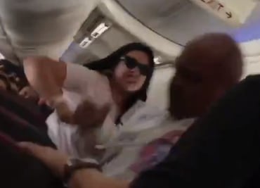 En pleno vuelo, mujer golpea a su esposo con laptop por mirar a pasajera