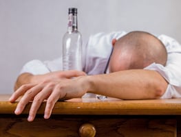 ¿Por qué nos sentimos tan mal después de beber alcohol? Esto dice la ciencia