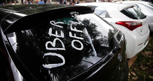 Conductores Uber y Lyft apagan sus aplicaciones para exigir mejores salarios