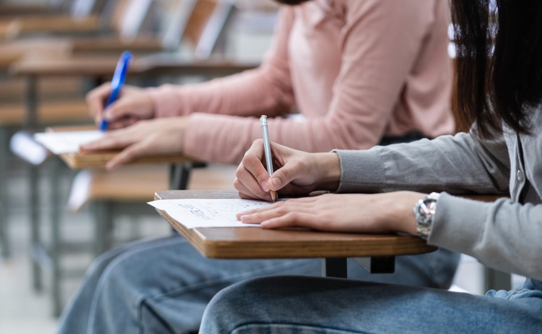 ¿Se puede llevar celular al Examen de Control UNAM 2026? Esto debes saber. Foto: Canva