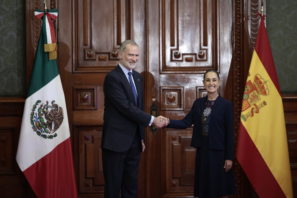 Sheinbaum recibe al rey Felipe VI en México y abre una nueva etapa en la relación con España. EFE/ José Méndez