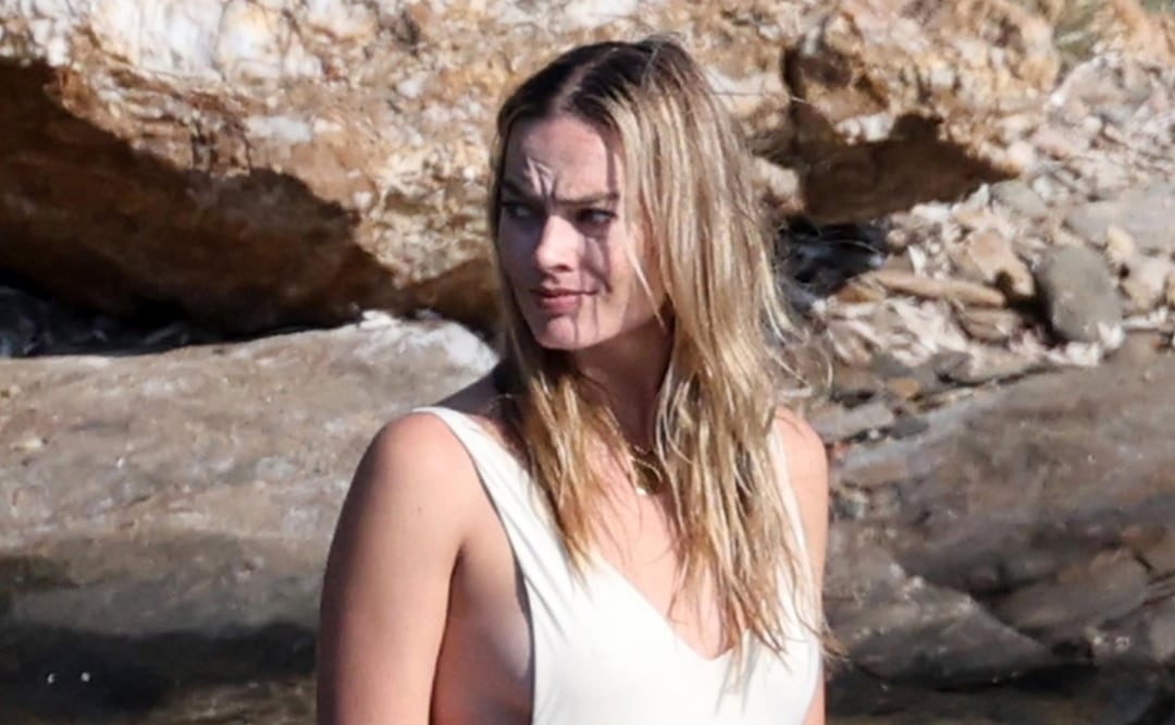 Margot Robbie se luce como Barbie en sus vacacione en Grecia con monokini ‘sideboob’. Foto: The Grosby Group