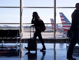 Arrestan a turistas por sobornos para entrar a Hawái sin prueba Covid