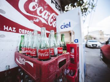 Sube el precio de los refrescos, cigarros y gasolina para 2024 en México: ¿Cuánto costarán?
