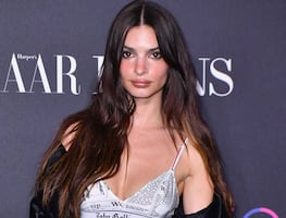 Emily Ratajkowski conquista con revelador monokini con escote sideboob en la playa