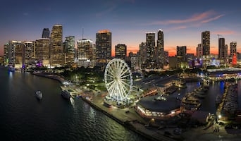 Alto costo de vida en Miami obliga a muchos a tener varios trabajos para subsistir. ¿Cuánto ganan sus residentes?