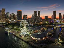 Alto costo de vida en Miami obliga a muchos a tener varios trabajos para subsistir. ¿Cuánto ganan sus residentes?