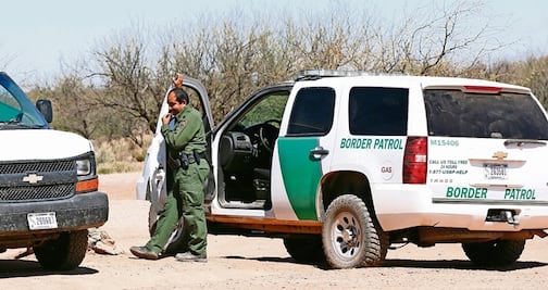 Dan cárcel a hombre que intentó ocultar a migrantes en interior de muebles