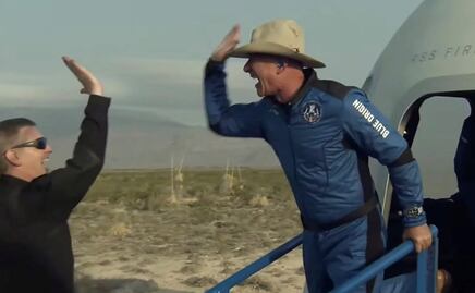 Video. Jeff Bezos vuelve a tierra tras alcanzar el espacio