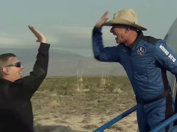Video. Jeff Bezos vuelve a tierra tras alcanzar el espacio
