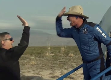 Video. Jeff Bezos vuelve a tierra tras alcanzar el espacio