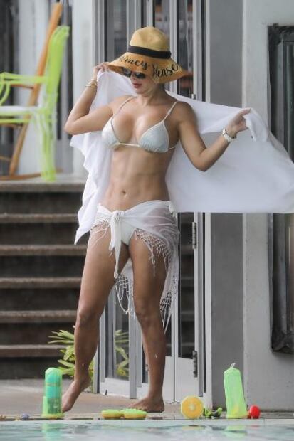 Ninel Conde luce curvas de impacto con bikini blanco en Miami