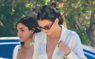 Kendall Jenner se luce con minifalda y blazer al estilo braless en Malibú