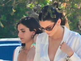 Kendall Jenner se luce con minifalda y blazer al estilo braless en Malibú