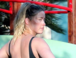 Captan a Amber Heard en Mallorca destilando glamour con diminuto top descubierto
