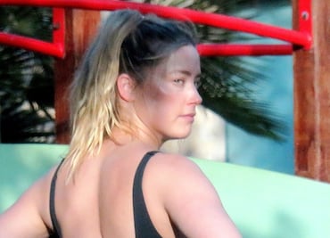 Captan a Amber Heard en Mallorca destilando glamour con diminuto top descubierto