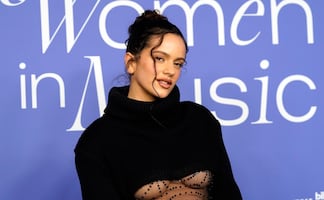 Rosalía impacta en la alfombra roja de los Billboard WIM con vestido transparente y top 'underboob'