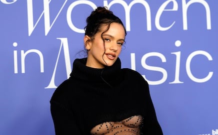 Rosalía impacta en la alfombra roja de los Billboard WIM con vestido transparente y top 'underboob'