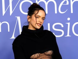 Rosalía deslumbra en sensual sesión de lencería para Calvin Klein y enciende las redes
