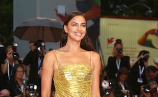 Irina Shayk deslumbra con crop top y minifalda junto a Bradley Cooper 