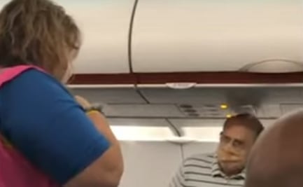 Expulsan a pasajero de vuelo por pedirle a azafata que usara cubrebocas