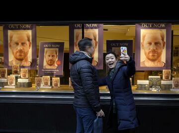 Librerías en Inglaterra abrieron a la medianoche por las memorias del príncipe Harry