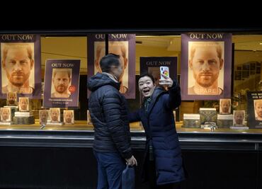 Librerías en Inglaterra abrieron a la medianoche por las memorias del príncipe Harry