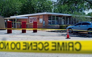 Renuncia jefe escolar de Uvalde tras escándalo por lenta respuesta ante tiroteo