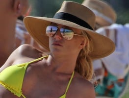 Britney Spears 'rompe Instagram' al posar sin ropa en la playa