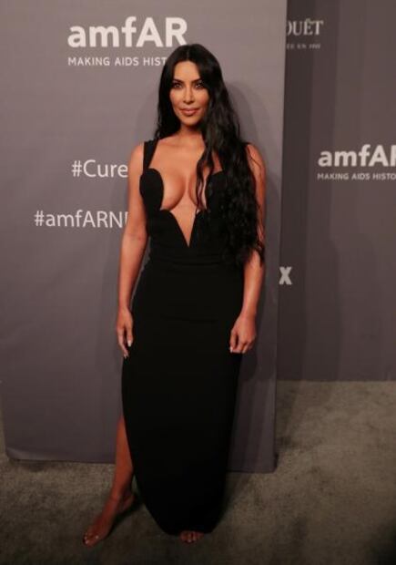 Kourtney y Kim Kardashian lucen vestidos de impacto en gala amfAR 