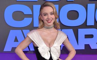Sydney Sweeney deslumbra con minivestido de lujo en los PCA