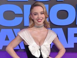 Sydney Sweeney deslumbra con minivestido de lujo en los PCA